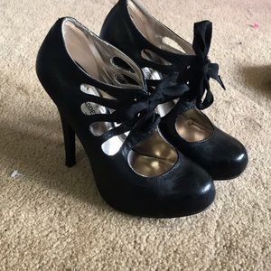 Vintage Steve Madden lace-up pumps